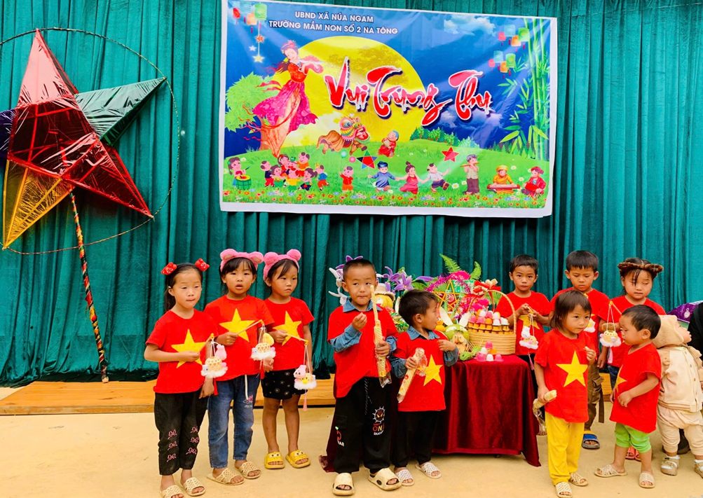 Các bé lớp mẫu giáo lớn mầm non số 2 Na Tông vui trung thu